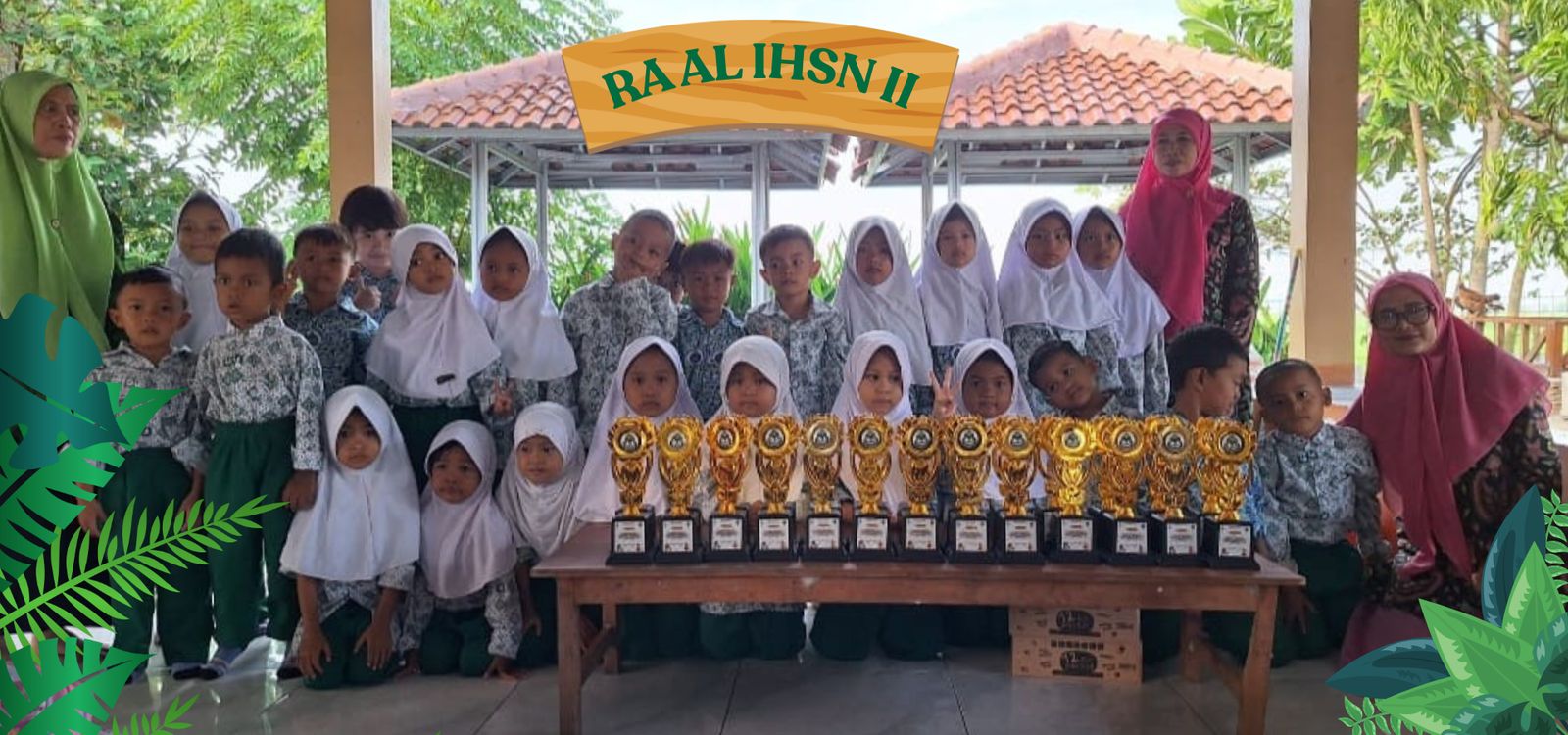Peserta didik dan guru RA Al Ihsan II bersama piala prestasi